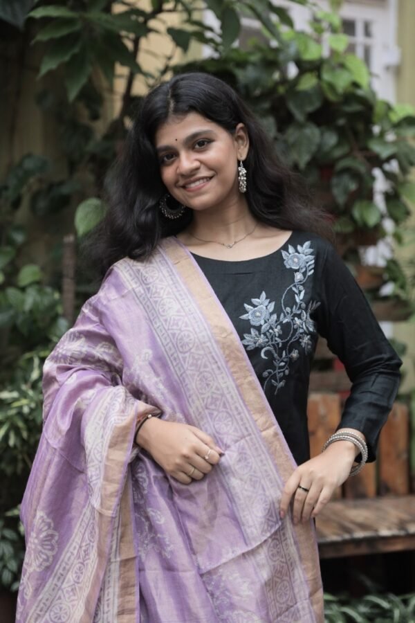 Zari Lining Kosa Silk Dupatta with Hand Block Print (Lavender) - Image 3