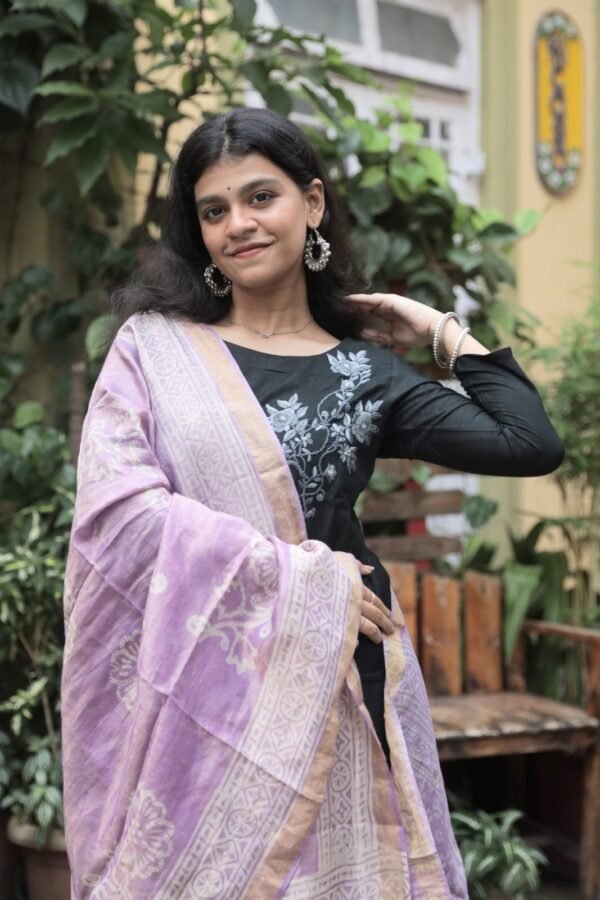 Zari Lining Kosa Silk Dupatta with Hand Block Print (Lavender) - Image 4