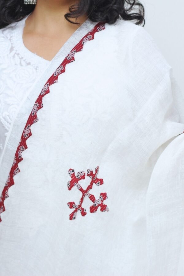 Handmade Pure Linen Applique Cut Work Dupatta (Maroon & white) - Image 2